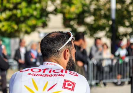 Foto de Chartres, Francia - 13 de octubre de 2019: El ciclista francés Geoffrey Soupe de Cofidis Solutions Credits Team espera subir al podio durante la presentación de los equipos antes de la carrera ciclista francesa de otoño Paris-Tours 2019 - Imagen libre de derechos