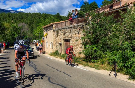 Foto de Mont Ventoux, Francia - 14 de julio de 2016: Dos ciclistas viajan en el camino hacia Mont Ventoux, durante la etapa 12 del Tour de Francia 2016. - Imagen libre de derechos