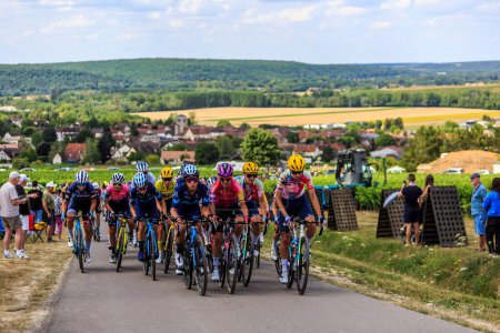 Foto de Celles-sur-Ource, Francia - 26 de julio de 2022: El pelotón femenino que incluye a Marianne Vos en Yellow Jersey cabalga entre viñedos durante la etapa 4 de Le Tour de France femmes 2022. - Imagen libre de derechos