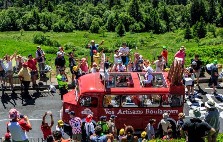 Foto de Pas de Peyrol, Francia - 6 de julio de 2016: Banette Caravan durante el paso de la Caravana Publicitaria en el camino a Pas de Pyerol (Puy Mary) en Cantal, en el Macizo Central, durante la etapa 5 del Tour de Francia el 6 de julio de 2016. Banette es el sujetador líder - Imagen libre de derechos