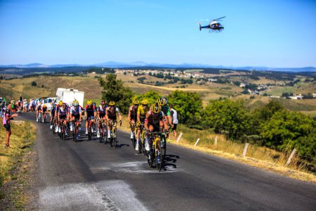 Téléchargez les photos : Côte de la Fage, France - 16 juillet 2022 : Team Jumbo Visma devant le peloton sur la Côte de la Fage dans les monts Cévennes lors de l'étape 14 du Tour de France 2022 - en image libre de droit