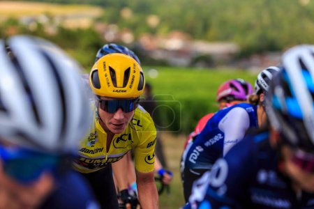 Foto de Celles-sur-Ource, Francia - 26 de julio de 2022: La ciclista holandesa Marianne Vos del Team Jumbo-Visma, en Yellow Jersey, monta en el pelotón entre viñedos durante la etapa 4 de Le Tour de France femmes 2022. - Imagen libre de derechos