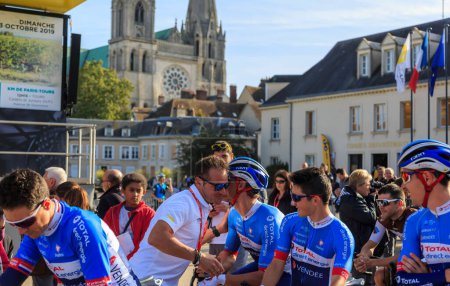 Foto de Chartres, Francia - 13 de octubre de 2019: El ex ciclista Thomas Voeckler y los miembros del equipo Total Direct Energie durante la presentación de los equipos antes de la carrera ciclista francesa de otoño Paris-Tours 2019 - Imagen libre de derechos