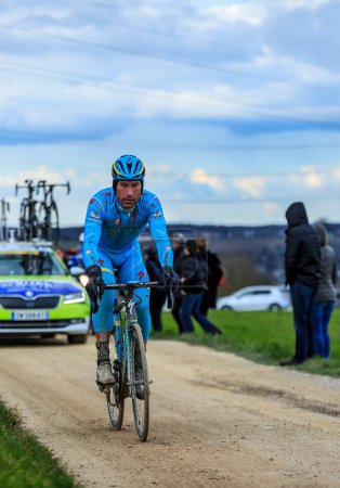 Foto de Vendome, Francia- 7 de marzo de 2016: El ciclista kazajo Dmitriy Gruzdev del equipo Astana monta en una carretera sucia, Tertre de la Motte, en Vendome, durante la primera etapa de París-Niza 2016. - Imagen libre de derechos