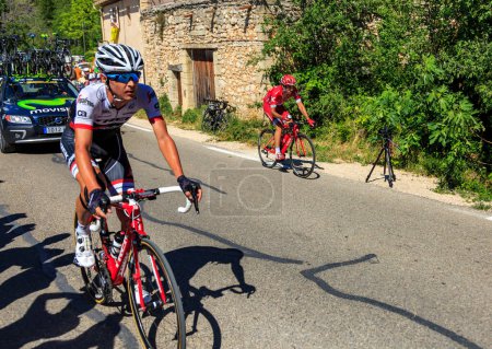 Foto de Mont Ventoux, Francia - 14 de julio de 2016: Dos ciclistas viajan en el camino hacia Mont Ventoux, durante la etapa 12 del Tour de Francia 2016. - Imagen libre de derechos