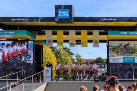 Foto de Chartres, Francia - 13 de octubre de 2019: Team Cofidis Solutions Credits está en el podio en Chartres, durante la presentación de los equipos antes de la carrera ciclista francesa de otoño Paris-Tours 2019 - Imagen libre de derechos
