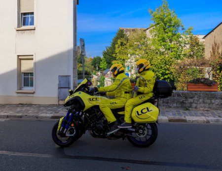 Téléchargez les photos : Bonneval, France - 10 octobre 2021 : Le chronométreur jaune de LCL conduit à Bonneval lors de la course cycliste sur route Paris-Tour 2021. - en image libre de droit