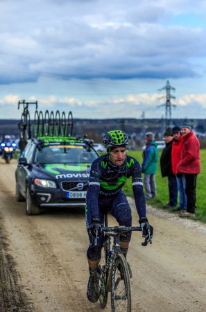 Téléchargez les photos : Vendôme, France- 7 mars 2016 : Le cycliste espagnol Ruben Fernandez de Movistar Team sur une route sale, Tertre de la Motte, à Vendôme, lors de la première étape de Paris-Nice 2016. - en image libre de droit