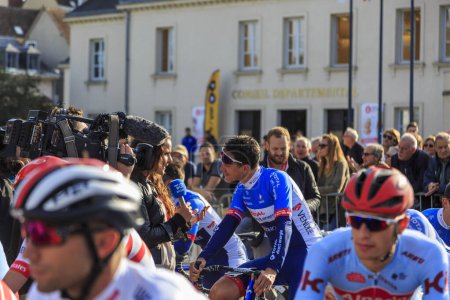Foto de Chartres, Francia - 13 de octubre de 2019: Un ciclista del equipo francés Total Direct Energie es entrevistado, durante la presentación de los equipos antes de la carrera ciclista francesa de otoño Paris-Tours 2019 - Imagen libre de derechos