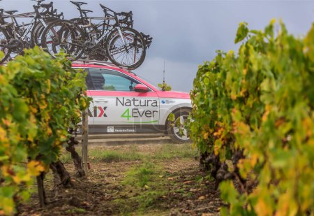 Téléchargez les photos : Noizay, France - 11 octobre 2020 : La voiture de l'équipe Natura4Ever Roubaix Lille Mtropole roule dans les vignes lors de Paris-Tours 2020 - en image libre de droit