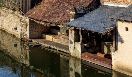 Téléchargez les photos : Image de deux blanchisseries traditionnelles françaises au bord de la rivière Ozanne à Brou dans le centre de la France. Cette image fait partie de mon projet "Petites localités en France". - en image libre de droit