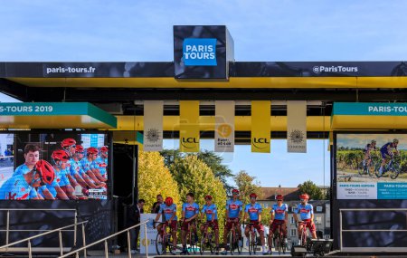 Foto de Chartres, Francia - 13 de octubre de 2019: El equipo Katusha-Alpecin está en el podio en Chartres, durante la presentación de los equipos antes de la carrera ciclista francesa de otoño Paris-Tours 2019 - Imagen libre de derechos