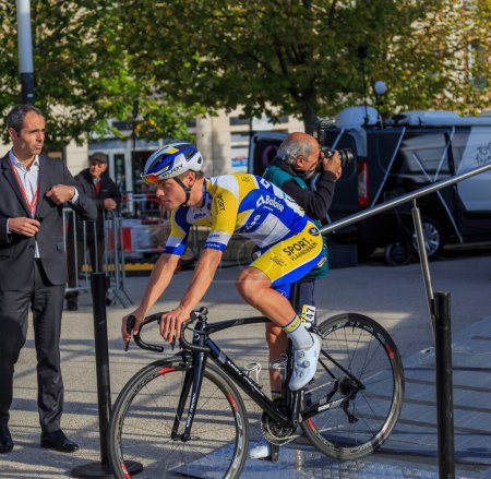Téléchargez les photos : Chartres, France - October 13, 2019: The Belgian cyclist Thimo Willems of Team Sport Vlaanderen-Baloise rides down from the podium in Chartres, during the teams presentation before the autumn French cycling race Paris-Tours 2019 - en image libre de droit