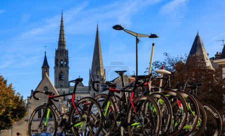 Téléchargez les photos : Chartres, France - October 10, 2022: View of a bunch of De Rosa professional bicycles in front of the Chartres Cathedral towers during Paris-Tour 2022. - en image libre de droit