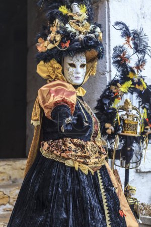Téléchargez les photos : Annecy, France, 23 février 2013 : Image d'une personne déguisée posant à Annecy, France, lors d'un carnaval vénitien qui célèbre la beauté de la vraie Venise
. - en image libre de droit