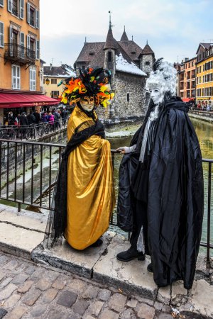 Téléchargez les photos : Annecy, France- February 23, 2013: Environmental portrait of acouple of unidentified persons disguised in a beautiful costume in Annecy, France, during a Venetian Carnival, which is held yearly, to celebrate the beauty of the real Venice - en image libre de droit