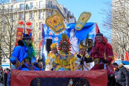 Téléchargez les photos : Paris, France-February 25,2018: Group of traditional characters in a float during the 2018 Chinese New year parade in Paris. - en image libre de droit