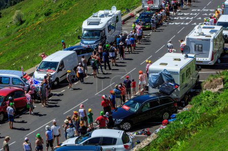 Foto de Pas de Peyrol, Francia - 6 de julio de 2016: Los espectadores esperan a los ciclistas en el camino a Pas de Pyerol (Puy Mary) en Cantal, en el Macizo Central, durante la etapa 5 del Tour de Francia el 6 de julio de 2016. - Imagen libre de derechos