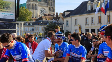 Téléchargez les photos : Chartres, France - 13 octobre 2019 : L'ancien cycliste Thomas Voeckler et les membres de l'équipe Total Direct Energie lors de la présentation des équipes avant la course cycliste d'automne Paris-Tours 2019 - en image libre de droit