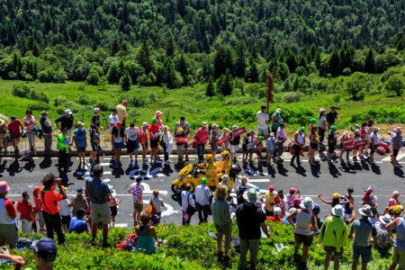 Foto de Pas de Peyrol, Francia - 6 de julio de 2016: La tradicional moto amarilla que se desplaza por la carretera hacia Pas de Pyerol (Puy Mary) en Cantal, en el Macizo Central, durante la etapa 5 del Tour de Francia el 6 de julio de 2016. - Imagen libre de derechos