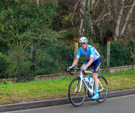 Foto de Beulle, Francia - 10 de marzo de 2019: El ciclista italiano Alessandro Fedeli del equipo Delko Marsella Provence monta en la Costa de Beulle durante la etapa 1 de París-Niza 2019. - Imagen libre de derechos