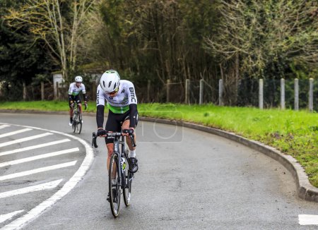 Foto de Beulle, Francia - 10 de marzo de 2019: El ciclista sudafricano Louis Meintjes de Team Dimension Data monta en Cote de Beulle durante la etapa 1 de París-Niza 2019. - Imagen libre de derechos
