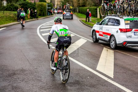 Foto de Beulle, Francia - 10 de marzo de 2019: El ciclista británico Mark Cavendish de Team Dimension Data monta en Cote de Beulle durante la etapa 1 de París-Niza 2019. - Imagen libre de derechos