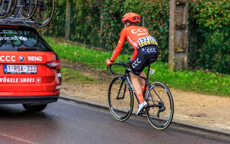 Téléchargez les photos : Beulle, France - 10 mars 2019 : Le cycliste américain Will Barta du CCC Team roule sur la Côte de Beulle lors de l "étape 1 de Paris-Nice 2019. - en image libre de droit