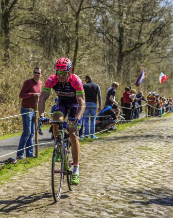 Téléchargez les photos : Wallers-Arenberg, France - 12 avril 2015 : Le cycliste italien Davide Cimolai de l "équipe Lampre-Merida, roule à l'Arenberg Gap (Trouee d'Arenberg) lors de la course Paris-Roubaix en 2015. - en image libre de droit