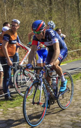 Foto de Wallers-Arenberg, Francia - 12 de abril de 2015: El ciclista francés Jerome Pineau del IAM Cycling Team monta en The Arenberg Gap (Trouee d 'Arenberg) durante la carrera París-Roubaix en 2015. - Imagen libre de derechos