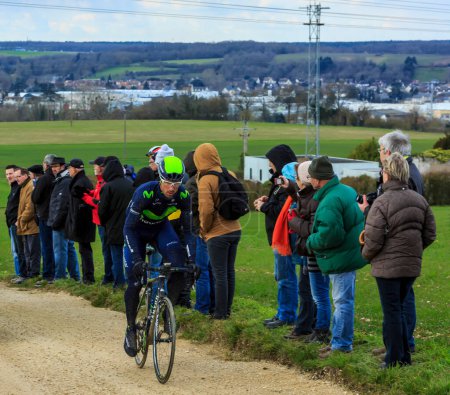 Foto de Vendome, Francia- 7 de marzo de 2016: El ciclista luxemburgués Laurent Didier del Trek-Segafredo Team monta en una carretera sucia, Tertre de la Motte, en Vendome, durante la primera etapa de París-Niza 2016. - Imagen libre de derechos