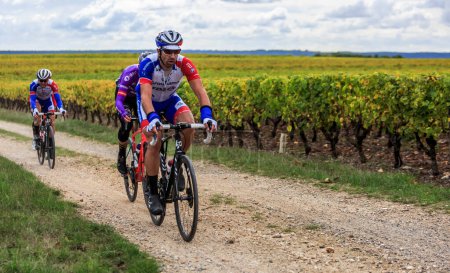 Téléchargez les photos : Noizay, France - 11 octobre 2020 : Le cycliste français William Bonnet de Team Groupama - FDJ roule dans le peloton dans les vignes lors de Paris-Tours 2020 - en image libre de droit
