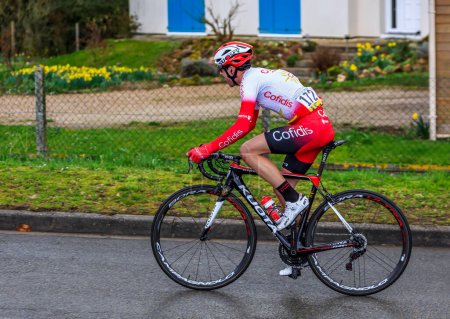 Téléchargez les photos : Beulle, France - 10 mars 2019 : Le cycliste français Nicolas Edet de Team Cofidis roule sur la Côte de Beulle lors de l'étape 1 de Paris-Nice 2019. - en image libre de droit