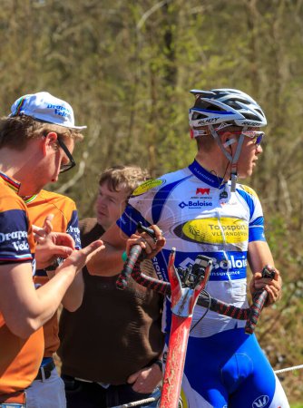 Téléchargez les photos : Wallers-Arenberg, France - 12 avril 2015 : Les cyclistes belges Jelle Wallays de Topsport Vlaanderen - en image libre de droit