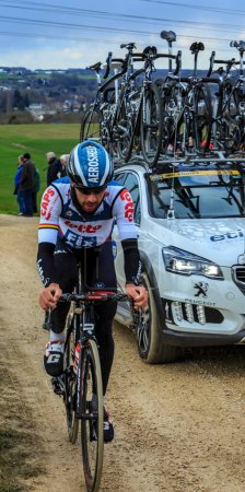 Foto de Vendome, Francia- 7 de marzo de 2016: El ciclista belga Thomas De Gendt del Lotto Soudal Team monta en un camino sucio, Tertre de la Motte, en Vendome, durante la primera etapa de París-Niza 2016. - Imagen libre de derechos