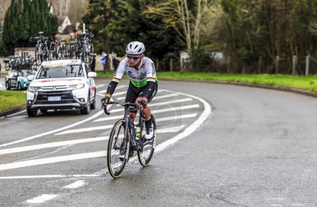 Foto de Beulle, Francia - 10 de marzo de 2019: El ciclista británico Mark Cavendish de Team Dimension Data monta en Cote de Beulle durante la etapa 1 de París-Niza 2019. - Imagen libre de derechos