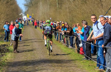 Téléchargez les photos : Wallers-Arenberg, France - 12 avril 2015 : Vue arrière du cycliste allemand Ruben Zepuntke du Team Cannondale-Garmin à l'Arenberg Gap (Trouee d'Arenberg) lors de la course Paris-Roubaix en 2015. - en image libre de droit