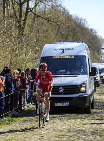 Foto de Wallers-Arenberg, Francia - 12 de abril de 2015: El ciclista sueco Jonas Ahlstrand de Cofidis Team monta en The Arenberg Gap (Trouee d 'Arenberg) durante la carrera París-Roubaix en 2015. - Imagen libre de derechos