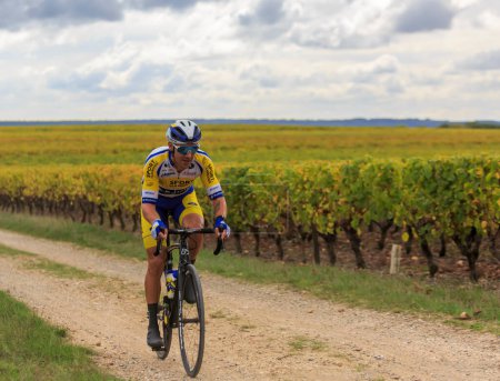 Foto de Noizay, Francia - 11 de octubre de 2020: El ciclista belga Kenny De Ketele de Team Sport Vlaanderen-Baloise monta en el pelotón en los viñedos durante Paris-Tours 2020 - Imagen libre de derechos