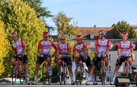 Foto de Chartres, Francia - 13 de octubre de 2019: El equipo Lotto Soudal está en el podio en Chartres, durante la presentación de los equipos antes de la carrera ciclista francesa de otoño Paris-Tours 2019 - Imagen libre de derechos