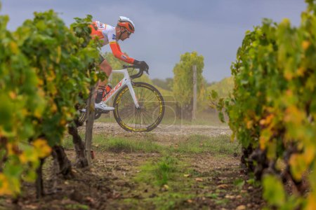 Foto de Noizay, Francia - 11 de octubre de 2020: El ciclista francés Baptiste Bleier del equipo St Michel-Auber93 montando en los viñedos durante Paris-Tours 2020 - Imagen libre de derechos