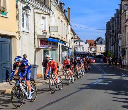 Téléchargez les photos : Bonneval, France - 10 octobre 2021 : Le peloton à Bonneval lors de la course cycliste sur route Paris-Tour 2021. - en image libre de droit
