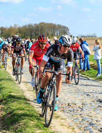 Téléchargez les photos : Carrefour de l'Arbre, France - 12 avril 2015 : Le peloton dans le célèbre secteur Careffour de l'Arbre lors de la course Paris-Roubaix en 2015
. - en image libre de droit