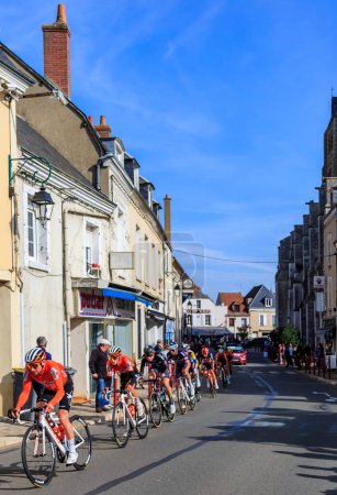 Téléchargez les photos : Bonneval, France - 10 octobre 2021 : Le peloton à Bonneval lors de la course cycliste sur route Paris-Tour 2021. - en image libre de droit