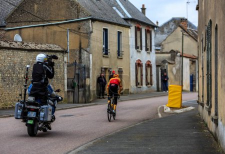 Téléchargez les photos : Monnerville, France - 05 mars 2023 : Image arrière du cycliste danois Jonas Gregaard de l'équipe cycliste pro Uno-X en échappée lors de Paris-Nice 2023. - en image libre de droit