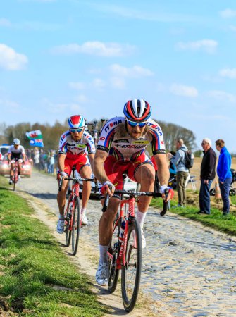Téléchargez les photos : Carrefour de l'Arbre, France - 12 avril 2015 : Le coureur cycliste autrichien Marco Haller du Team Katusha monte dans le peloton sur le célèbre secteur Careffour de l'Arbre lors de la course Paris-Roubaix en 2015. - en image libre de droit