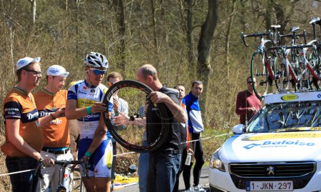 Téléchargez les photos : Wallers-Arenberg, France - 12 avril 2015 : Les cyclistes belges Jelle Wallays de Topsport Vlaanderen - en image libre de droit