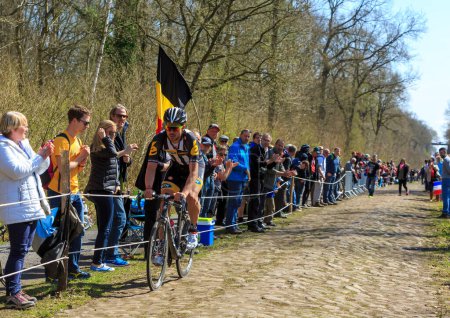 Foto de Wallers-Arenberg, Francia - 12 de abril de 2015: El ciclista alemán Andreas Stauff de MTN-Qhubeka Team monta en The Arenberg Gap (Trouee d 'Arenberg) durante la carrera París-Roubaix en 2015. - Imagen libre de derechos