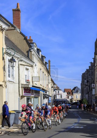 Foto de Bonneval, Francia - 10 de octubre de 2021: El paseo en pelotón en Bonneval durante la carrera de ciclismo por carretera Paris-Tour 2021. - Imagen libre de derechos