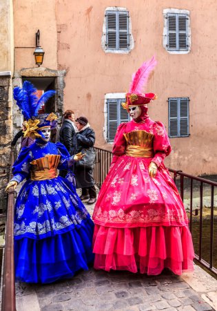 Foto de Annecy, Francia- 23 de febrero de 2013: Retrato ambiental de un par de personas no identificadas disfrazadas con un hermoso disfraz en Annecy, Francia, durante un carnaval veneciano, que se celebra anualmente, para celebrar la belleza de la verdadera Venecia. - Imagen libre de derechos